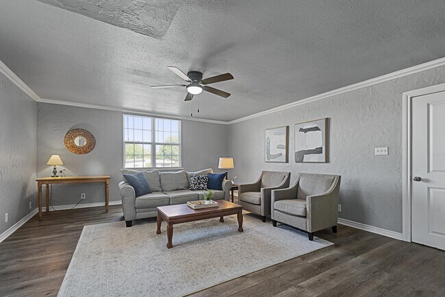 Foto del edificio - 5520 Trail Lake Dr