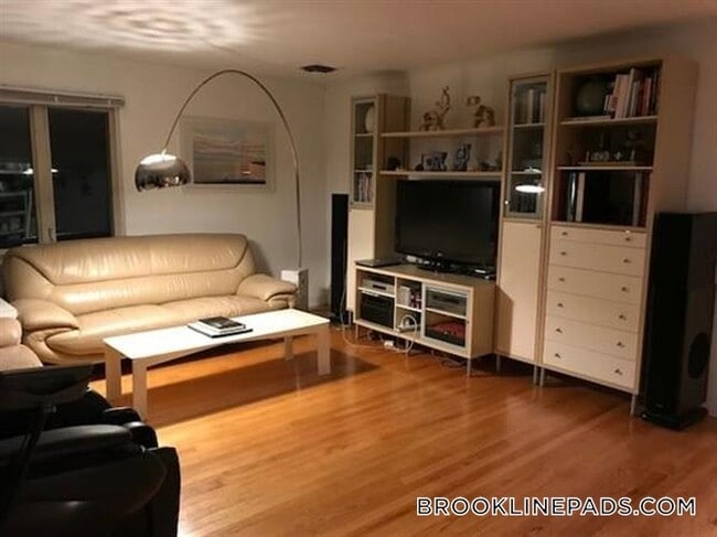 Building Photo - 275 Tappan St