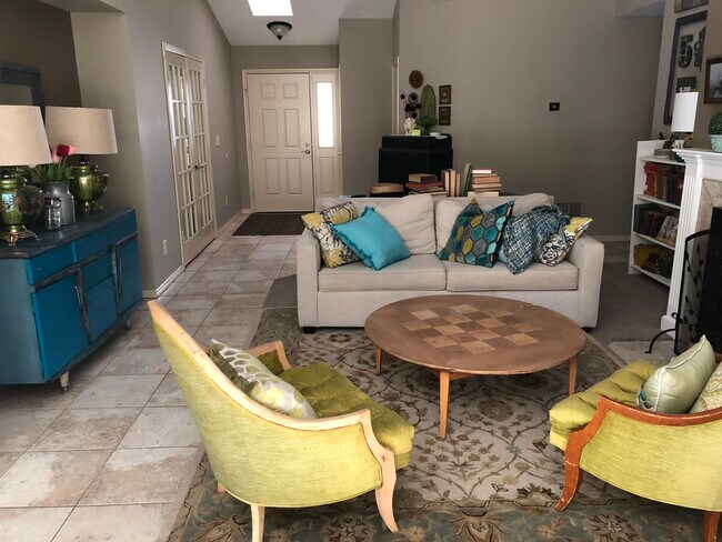 Sala de estar - 845 N Valley View Dr