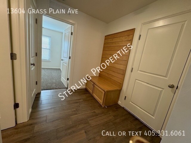 Foto del edificio - 13604 Grass Plain Ave