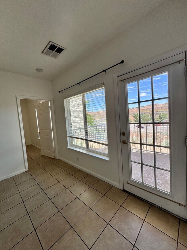 Foto del edificio - 4 Bedroom Master Suites at The Edge at Reno - Walking Distance to UNR