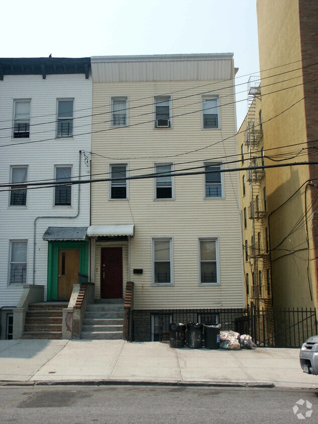 Primary Photo - 1139 Tiffany St