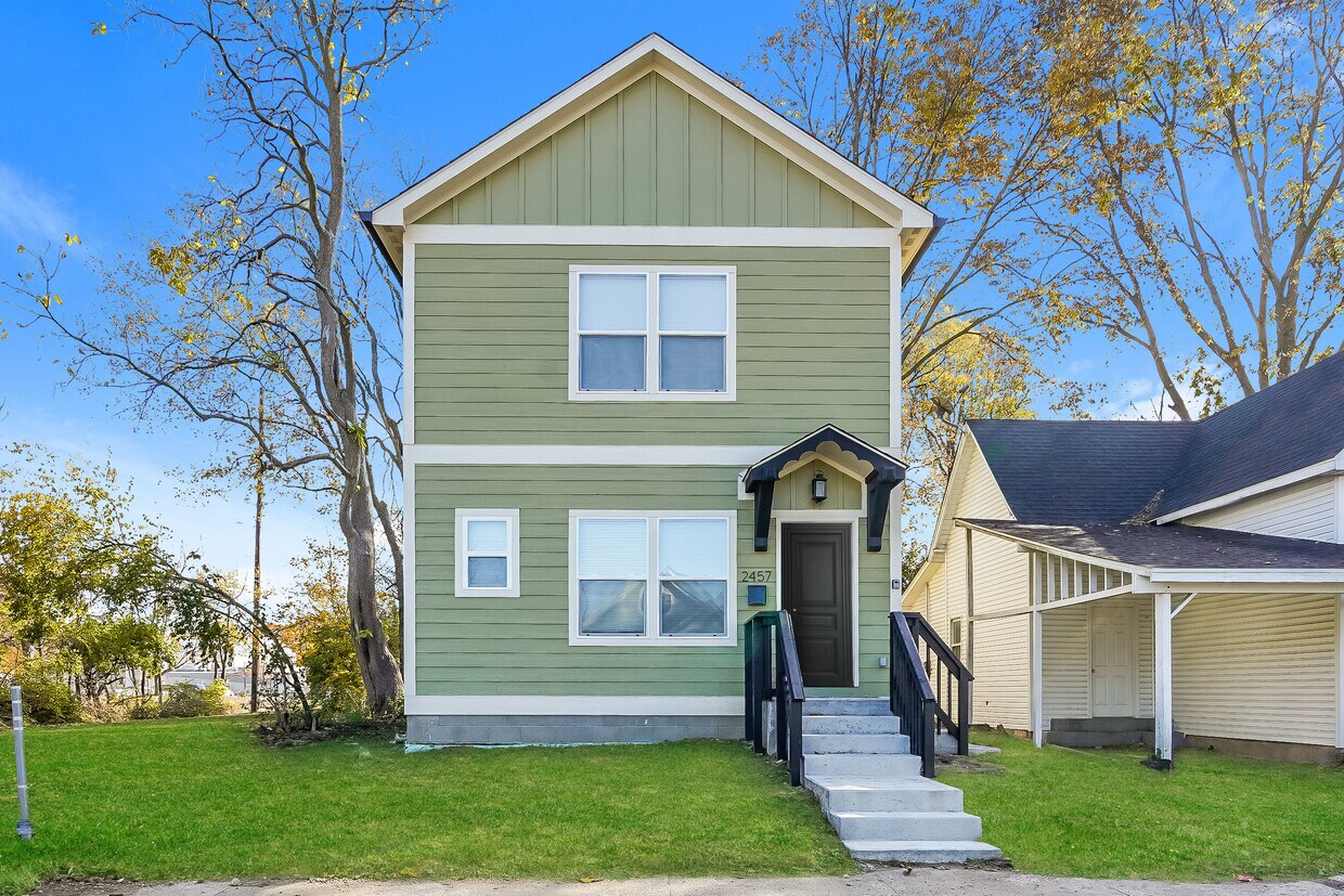 Primary Photo - 2457 Sheldon St