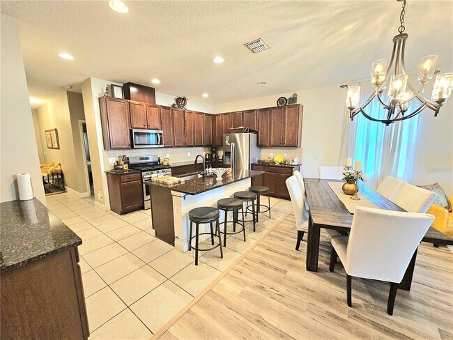 Foto del edificio - 15267 Honeybell Dr