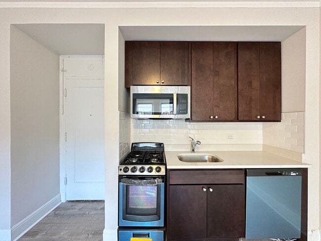 Building Photo - 3335 W Diversey Ave