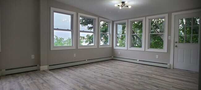 Foto del edificio - 113 Maple Ave