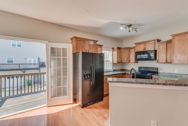 Building Photo - 1575 Laurel Park Cir