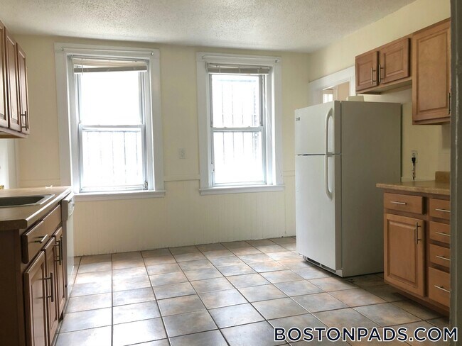 Building Photo - 8 Barrows St