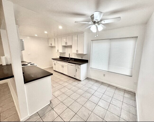 Foto del edificio - 2421 W 227th St