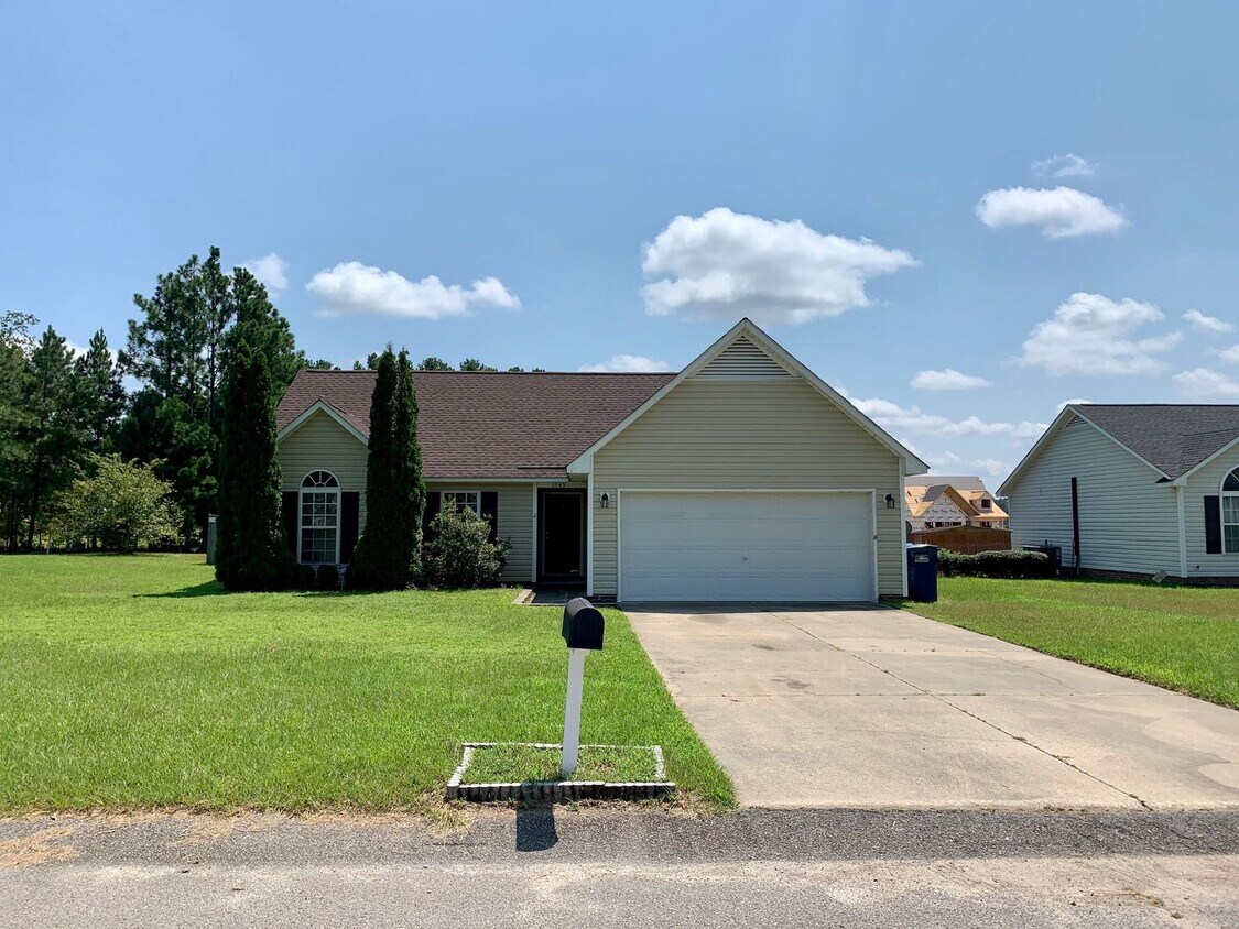 Foto principal - 3 Bed, 2 Bath Home on Corner Lot in Raeford