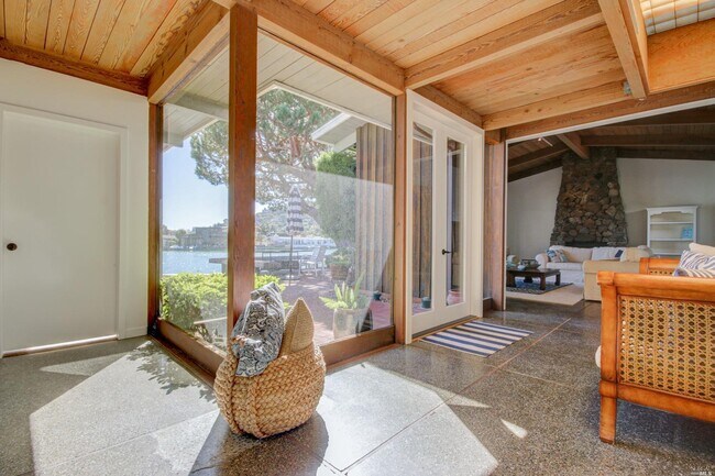 Building Photo - 32 Windward Rd