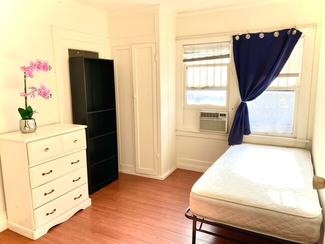 Photo - 1140 W 37th Pl House