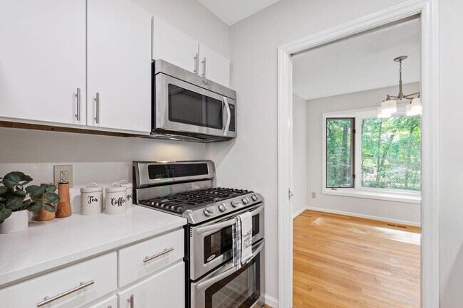 Building Photo - Stunning 2 bed, 2.5 bath townhome in Five ...