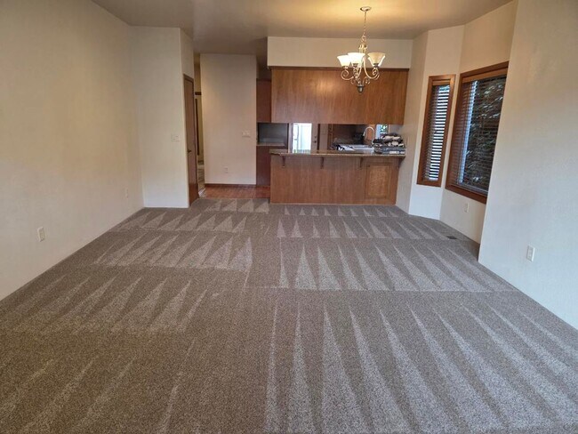 Building Photo - Three bedroom Townhome in Alderwood Townhomes Neighborhood