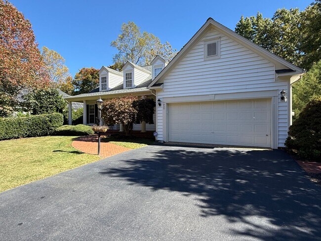 Foto del edificio - 935 Charter Oaks Dr