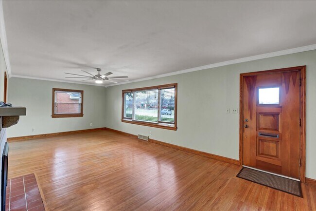 Building Photo - 2608 Meadow Dr