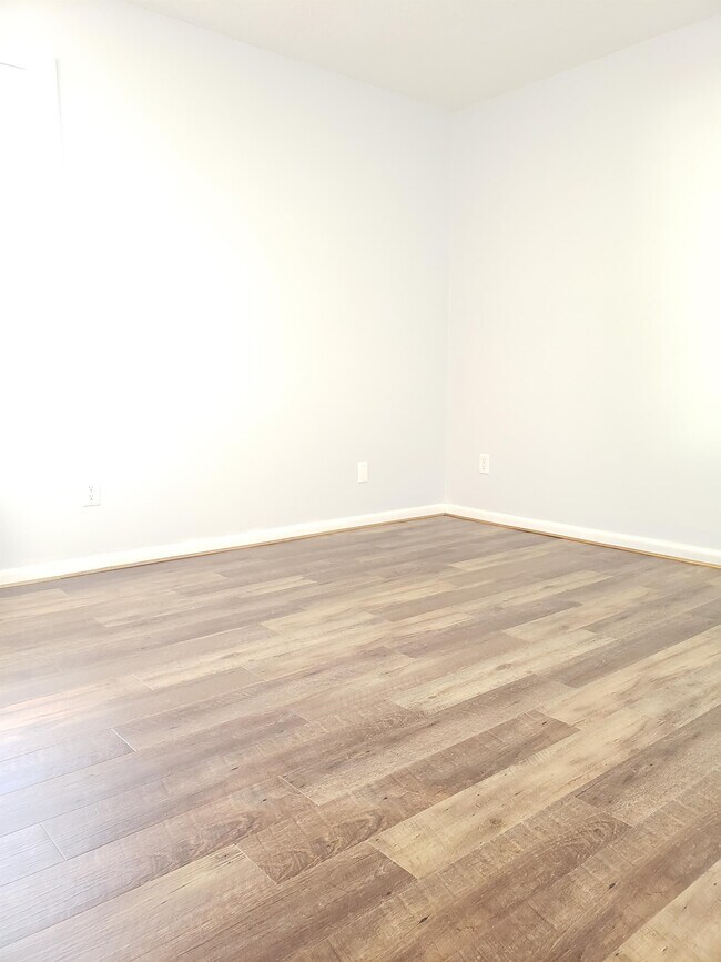 1010 Washington St Unit 201, Pella, IA 50219 Room for Rent in Pella