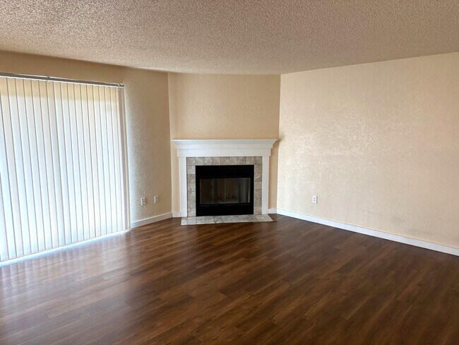 Building Photo - Beautiful 3 Bed/2 Bath Condo with 2 Parkin...