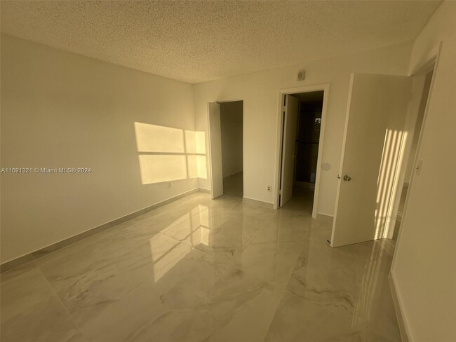 Foto del edificio - 8260 SW 210th St