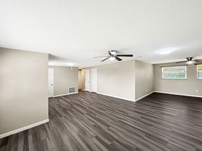 Foto del edificio - 122 Drew Ave