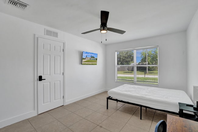 Building Photo - 303 NE Solida Cir