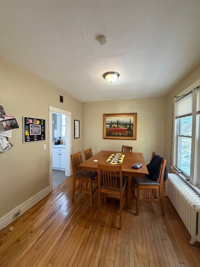 Building Photo - AVAILABLE JUNE 1st - 4 Bed, 1.5 Bath Bungalow