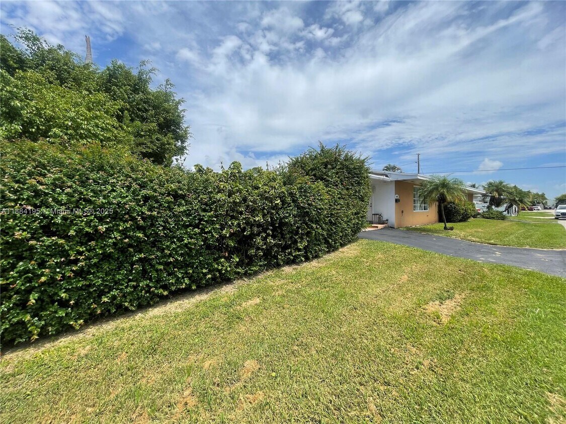 Building Photo - 1400 N 16th Ave