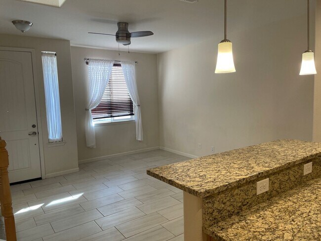 Foto del edificio - Townhome short drive to freeway. 3 bedroom 2 1/2 baths