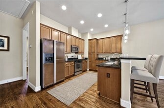 Building Photo - 902 W 23rd St