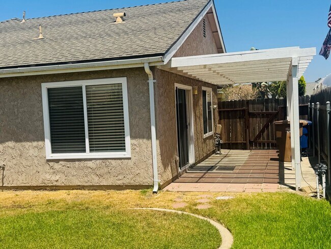 Building Photo - Mission Oaks 3-Bedroom Gem