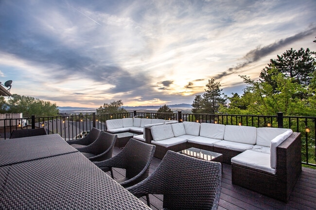 Building Photo - 931 Green Oaks Dr