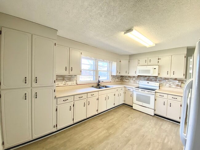 Great natural light - 1120 Dennis Ave
