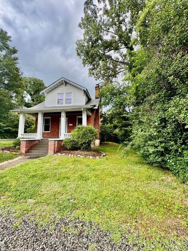 Primary Photo - 2132 Ginter St