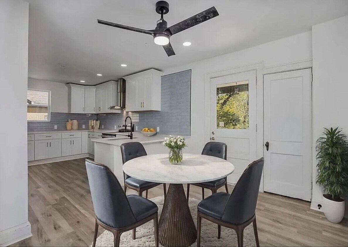 Foto del edificio - Coming Soon_ Renovated 5 bd/ 2 bth House in Norwood!