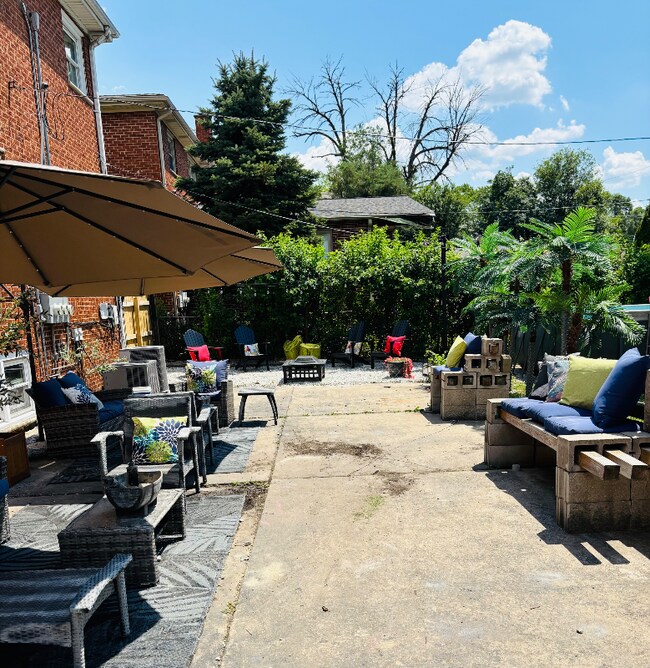 Foto del edificio - 10624 Mayfield Ave