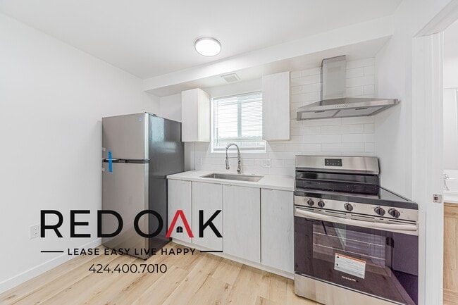 Foto del edificio - 211 1/2 W 47th St