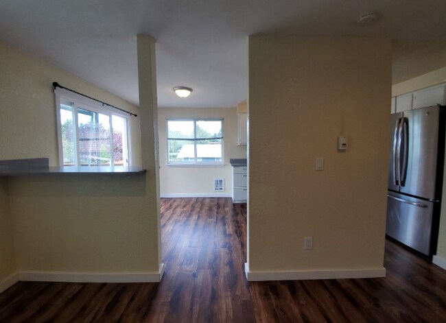 Foto del edificio - 6 bedroom, 2 bath home with Two Car Garage!!!! With a Signed Lease Receive a $2,000 gift card to ...