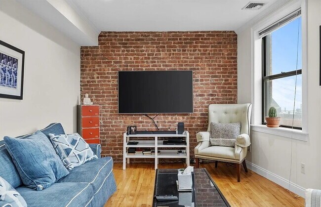 Foto del edificio - Bright & Spacious Unit with Natural Light