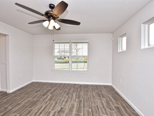 Building Photo - Contemporary 3 bed/2 bath home in the awar...