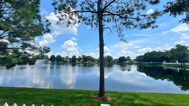 Foto del edificio - Spacious 4 Bedroom Spring Isle Home AVAILA...