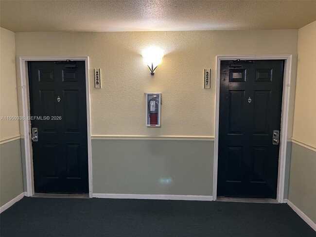 Foto del edificio - 977 Riverside Dr