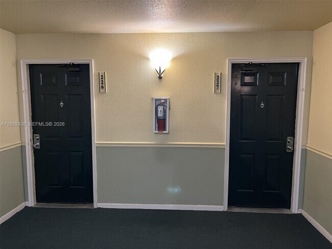 Building Photo - 977 Riverside Dr