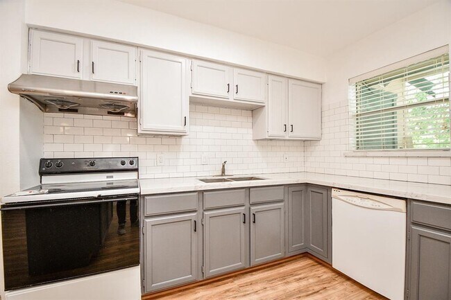 Building Photo - 8221 Kingsbrook Rd