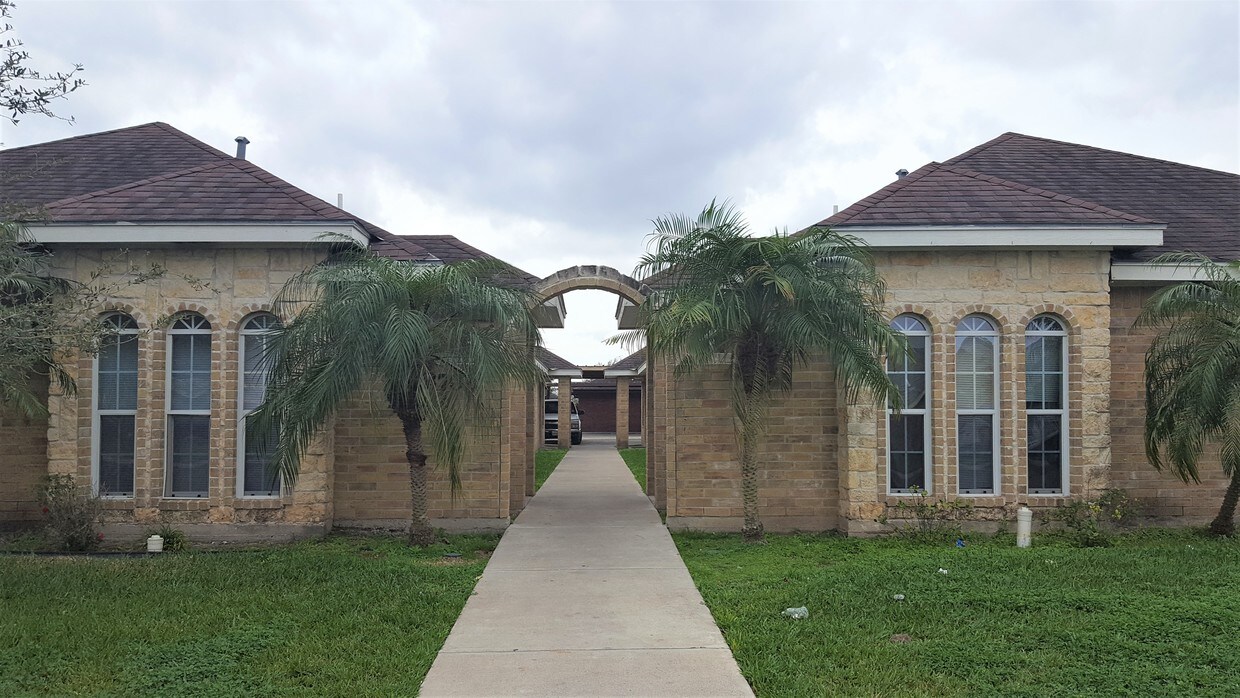 Foto principal - 3708 W Sarah Evans St