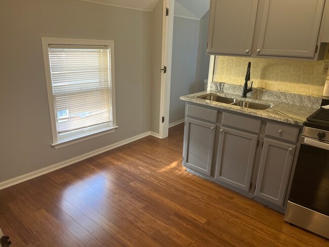 Building Photo - 305 N View St