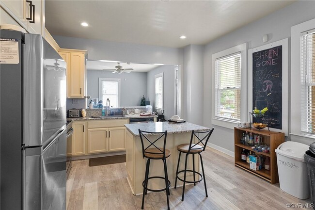 Building Photo - Huge 5 Bedroom House Next to VCU With Off ...