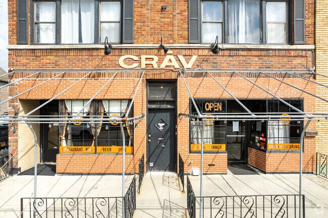 Entrada orientada al centro - 1472 Hertel Ave