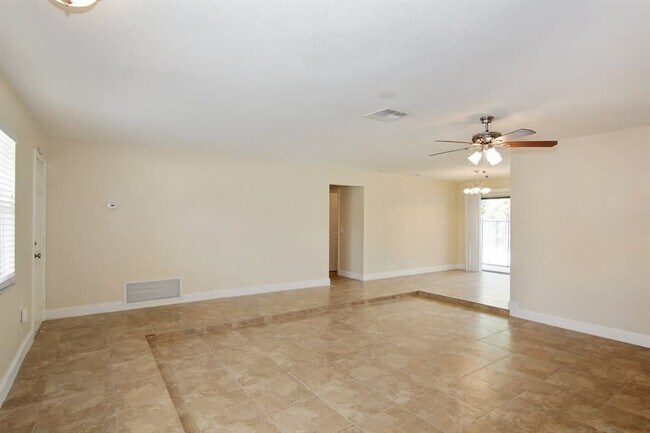 Foto del edificio - 9671 NW 24th St