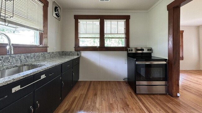Foto del edificio - 3 bedroom / 1 bath ~ Renovated Home
