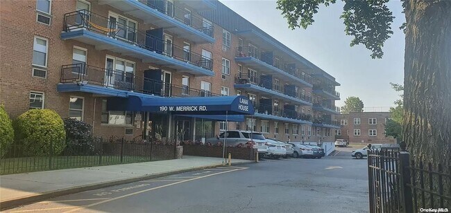Foto del edificio - 190 W Merrick Rd